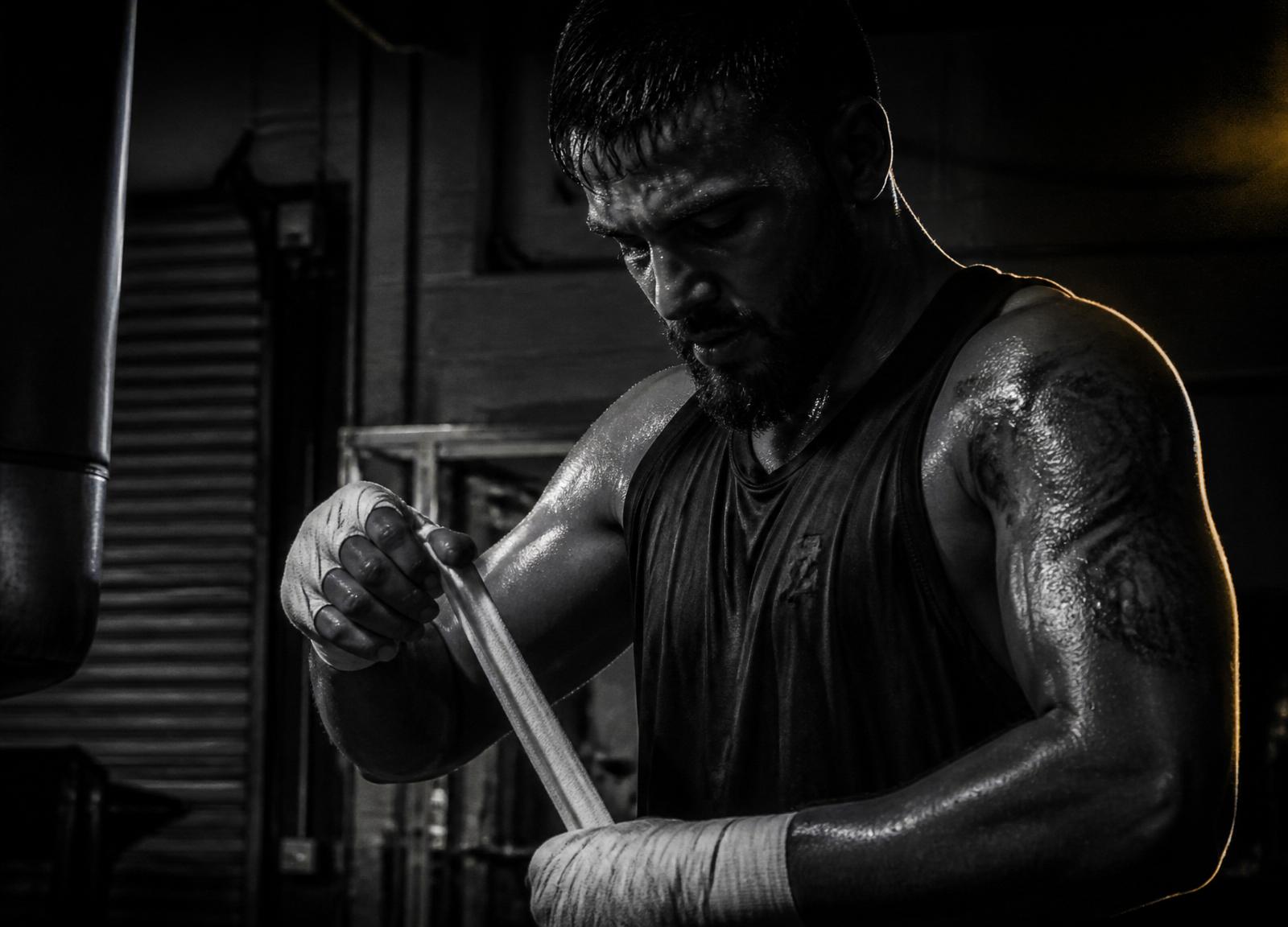 Atleta da Selva Boxe Baronesa enrolando a bandagem antes do treino